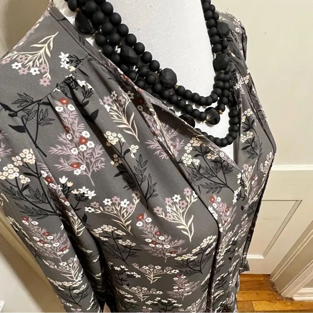 Loft Adorable Floral Gray Blouse Size Large Petite